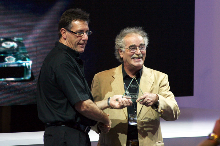 Enrico Caironi (Clay Paky) receives the “Award for Innovation” at Plasa 2008