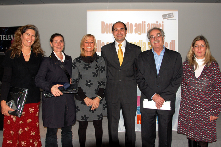 Fabiano Pina and Enrico Caironi of Clay Paky, together with Irene Rota (center) on behalf of Confindustria, and the teachers
