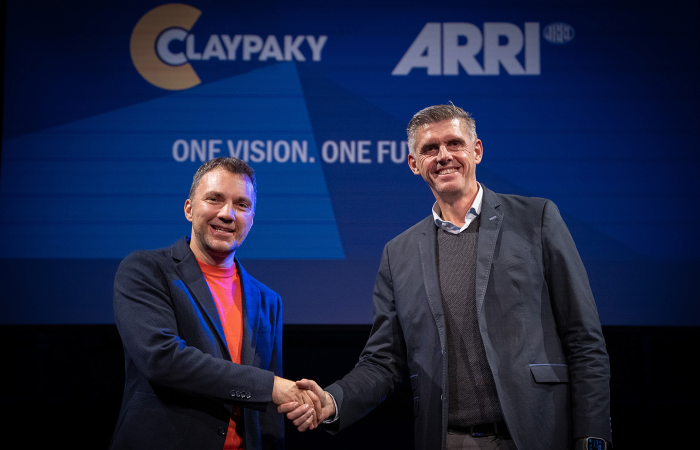Dr. Matthias Erb (opening image, r.), Chairman of the Executive Board at ARRI, and Claypaky CEO Marcus Graser welcome the new cooperation.